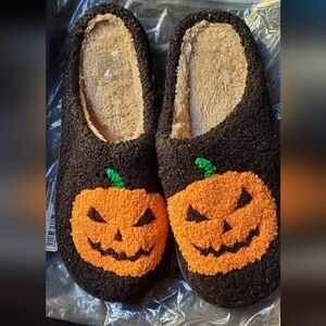 NWT Soft Cozy Pumpkin Jackolantern Halloween Fall Slippers